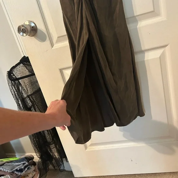 Crescent NWT Chocolate Brown Ruched V Neck Midi Dress. Medium - Picture 4 of 8